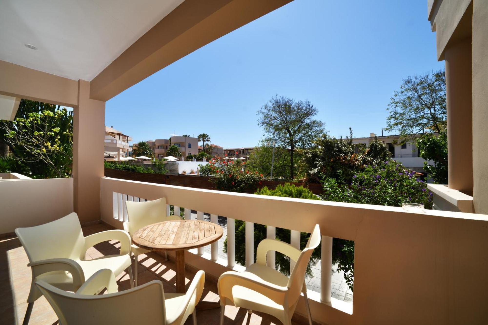 Akatos Hotel Agia Marina  Exterior photo