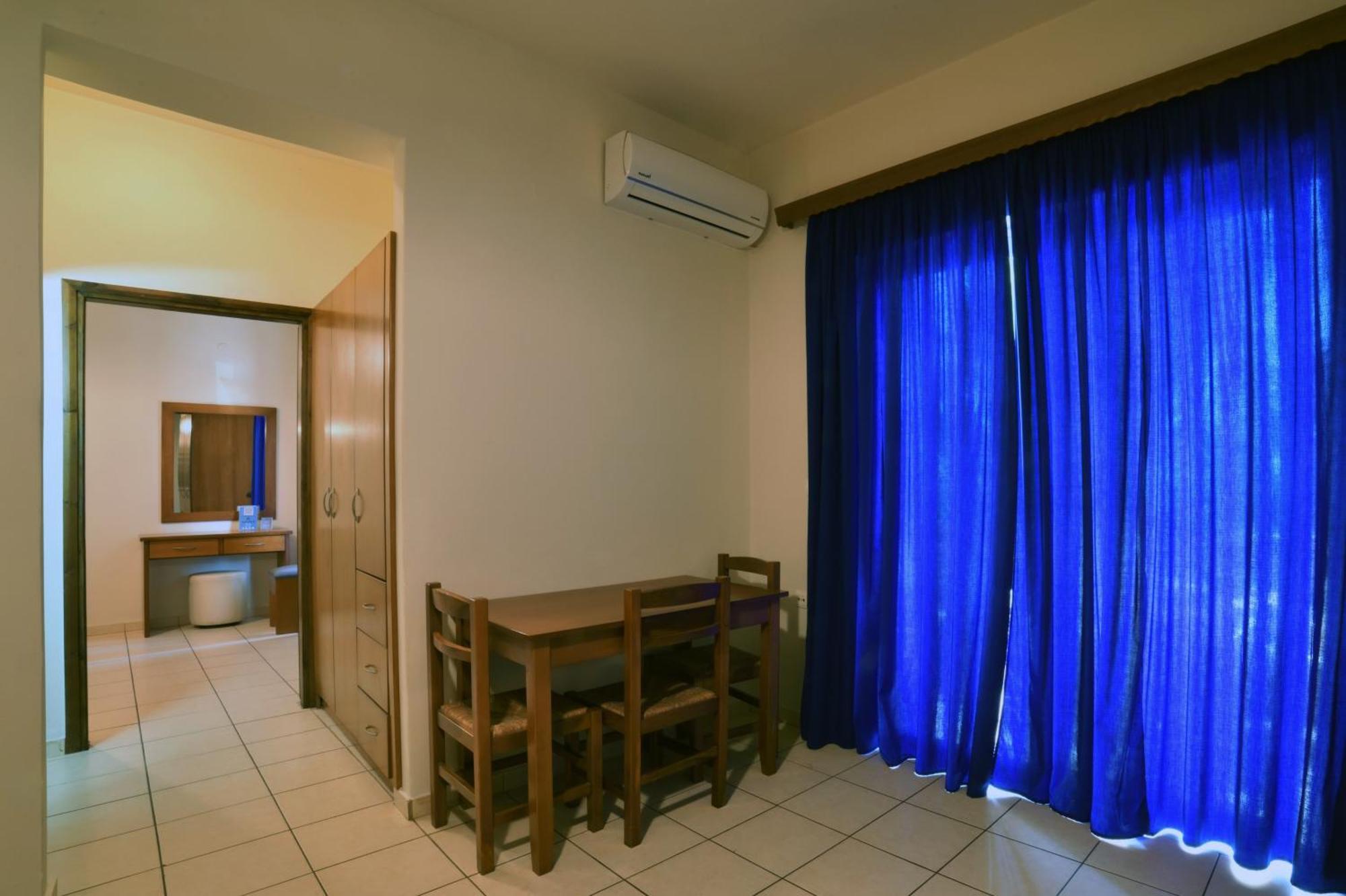 Akatos Hotel Agia Marina  Exterior photo